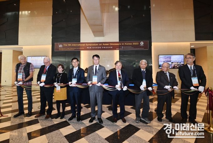 제5회 아시아공룡학회 국제학술대회에 참석한 내외빈들이 테이프 커팅을 하고 있다.<사진=화성시의회>