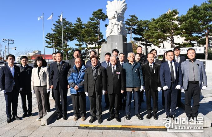 제14회 화성시 호국영령 합동위령제에 참석한 내외빈들이 기념촬영을 하고 있다. <사진=화성시의회>