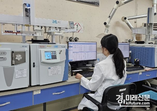 경기도보건환경연구원 관계자가 온라인 유통 농산물 안전성 검사를 하고 있다. <사진=경기도>