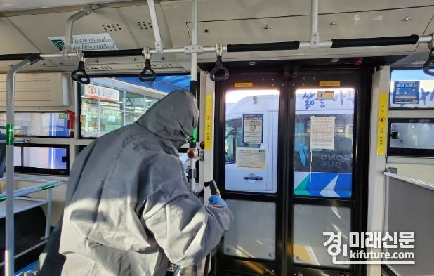 화성도시공사가 공영버스 빈대 방역활동을 실시하고 있다. <사진=화성도시공사>
