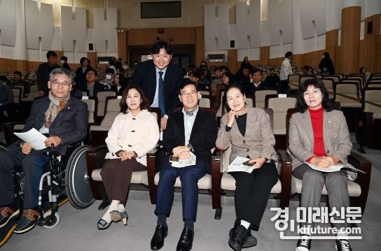 좌로부터 이용운 의원, 김경희 의장, 전성균 의원, 이해남 교육복지위원장, 김미영 교육복지부위원장, 명미정 의원이 ‘2023년 제2회 복지정책 포럼’에 참석하고 있다. <사진=화성시의회>