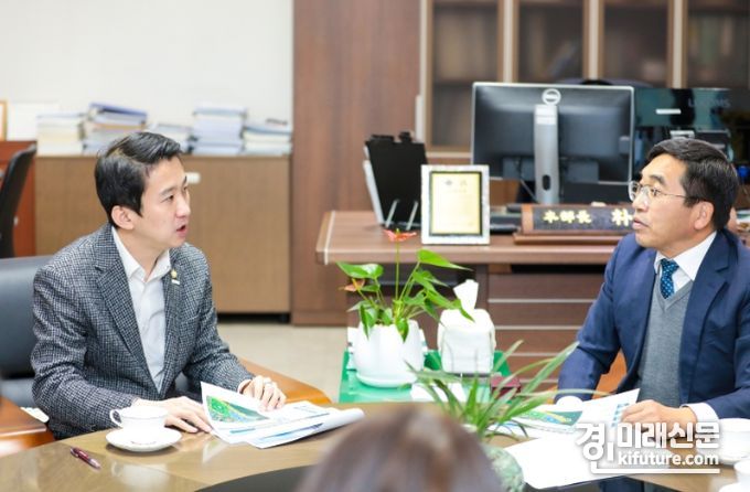 안산시의회 송바우나 의장(왼쪽)이 지난 16일 한국산업단지공단 박진만 경기지역본부장과 간담회를 갖고 있다. <사진=안산시의회>