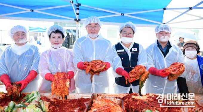 안산시자원봉사센터가 겨울맞이 김장나눔 행사를 진행하고 있다. <사진=안산시>