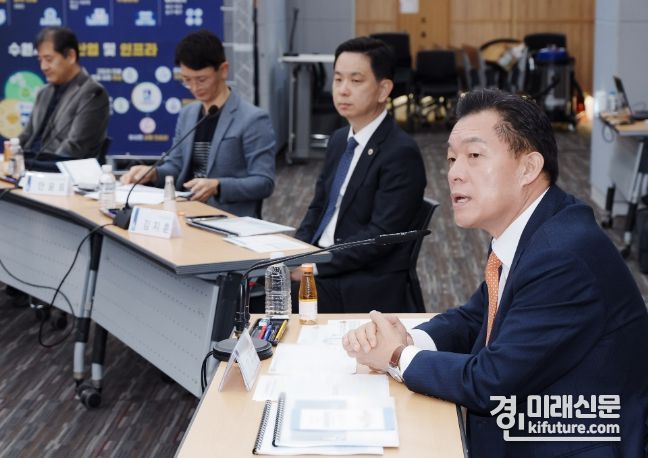 이재준 수원시장이 ‘보건의료 단체‧기관장과 함께 하는 새빛! 보건의료발전 간담회’에서 발언하고 있다. <사진=수원시>