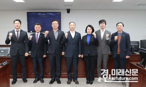 안산시의회 예산결산특별위원회 위원들이 화이팅을 외치고 있다. <사진=안산시의회>