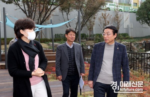 인천시의회 허식 의장이 학교 숲 우수사업지를 둘러보고 있다. <사진=인천시의회>