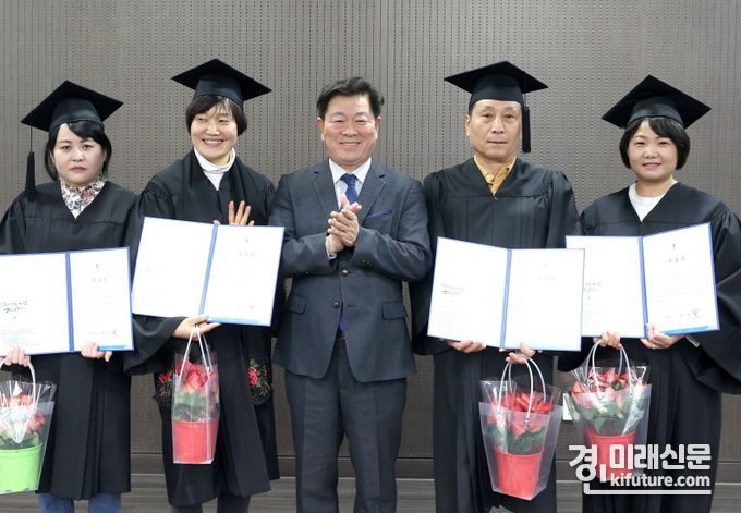 광명시가 정원문화도시 마중물 역할 할 시민정원사 하반기 수료식을 개최하고 기념촬영을 하고 있다. <사진=광명시> 