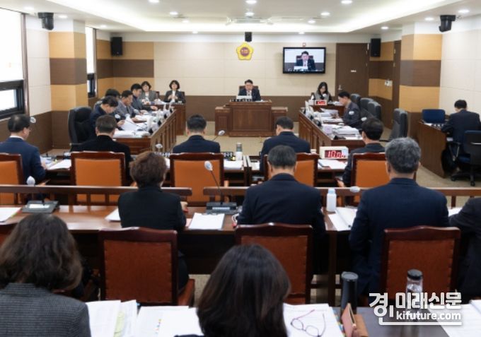 인천광역시의회 교육위원회가 의안을 심사하고 있다. <사진=인천시의회>