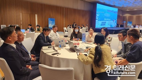 인천시, 인천관광공사, 인천항만공사가 공동으로 .23~24일 2일간 개최된 ‘중국 상해포트세일즈’에 참가해 비즈니스 상담을 하고 있다. <사진=인천시>