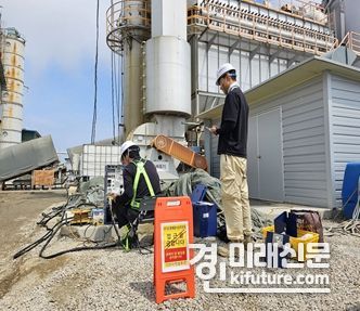 인천시 관계자가 대기 측정을 하고 있다. <사진=인천시>