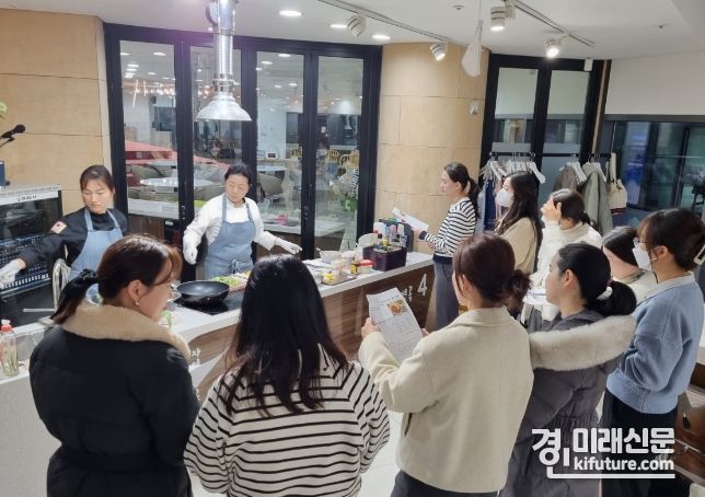 화성시가 영양교사 대상으로 '학교급식 레시피 교육'을 운영하고 있다. <사진=화성시>
