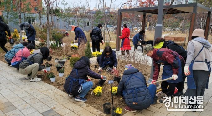 ‘제2회 수원 가드닝의 날-사이좋게 꽃’ 참가자들이 손바닥정원을 조성하고 있다. <사진=수원시>