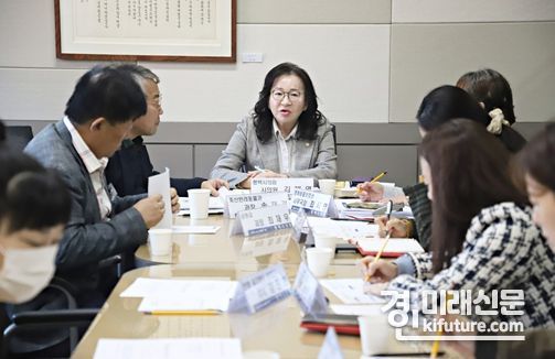 평택시의회 김혜영 의원이 ‘길고양이 겨울나기 좌담회’를 열고 있다. <사진=평택시의회>