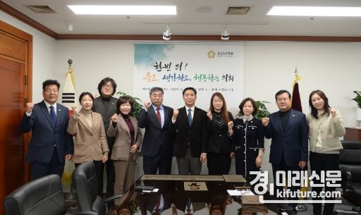 오산시의회는 지역봉사단체인 '나사오사'를 명예의장으로 위촉하고 기념촬영을 하고 있다. <사진=오산시의회> 