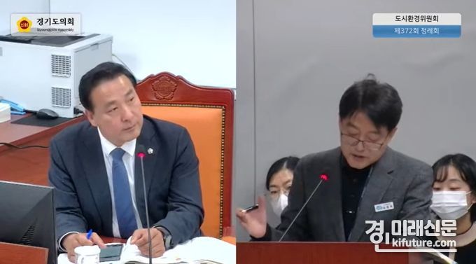 김용성 경기도의원(왼쪽)이 경기도 도시주택실에 기금운용계획에 대해 질의를 하고 있다. <사진=경기도의회>