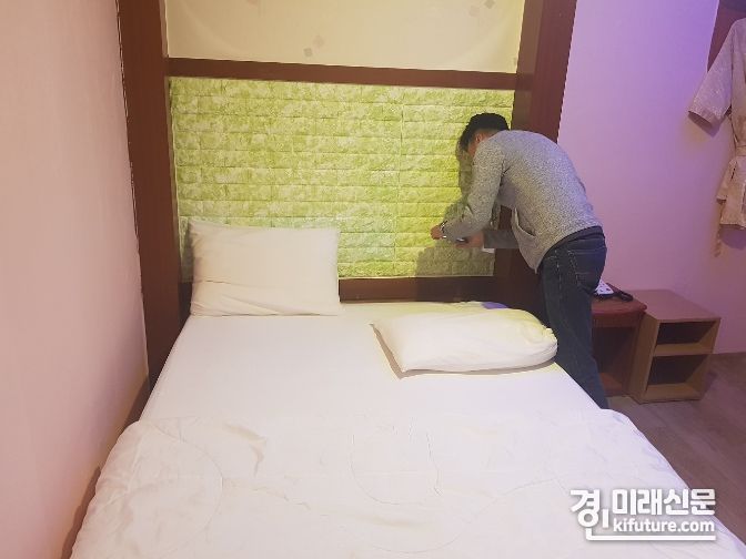 안산시가 대부도 숙박업소 '빈대 예방' 집중점검을 하고 있다. <사진=안산시>
