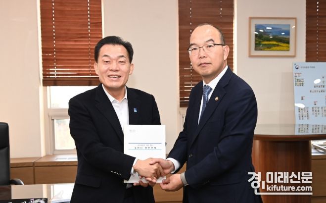 이재준 시장이 윤종진 국가보훈부 차관에게 건의문을 전달하고 있다. <사진=수원시>