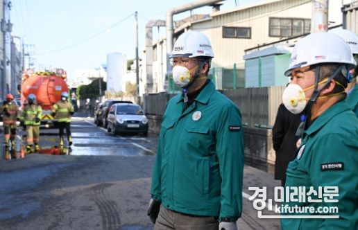 이민근 안산시장이 화재 현장을 긴급 점검하고 있다. <사진=안산시>