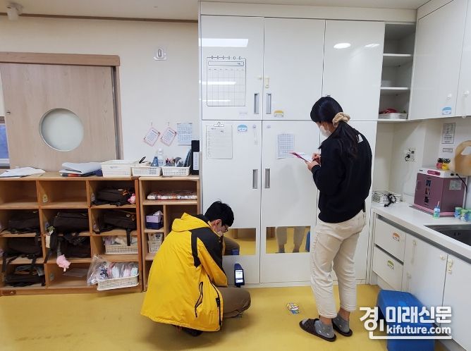 경기도보건환경연구원 관계자들이 어린이집 납 안전성 검사를 하고 있다. <사진=경기도>