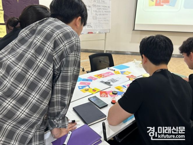 수원문화재단이 유연한 조직문화를 위한 MZ세대 직원 주도 소통회의를 개최하고 있다. <사진=수원문화재단>