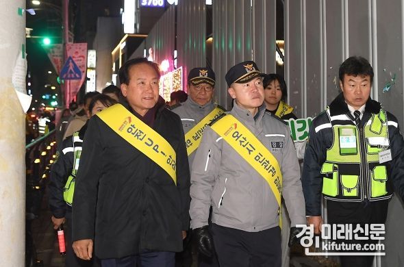 이권재 오산시장(왼쪽 1번째)이 안전지대 고도화 비전선포·안심귀갓길 합동 순찰에 동참하고 있다. <사진=오산시>