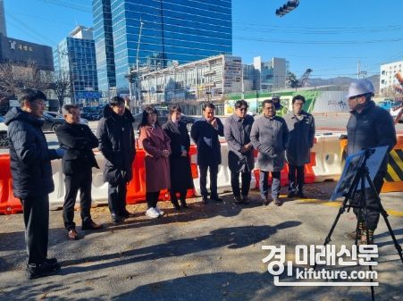 안양시의회 도시건설위원회가 우·오수 분류화사업 민원발생 현장을 점검하고 있다. <사진=안양시의회>