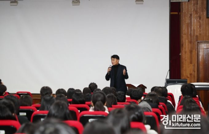 하은호 군포시장이 ‘실패를 마주하고 도전하기’ 주제로 특강을 하고 있다. <사진=군포시>