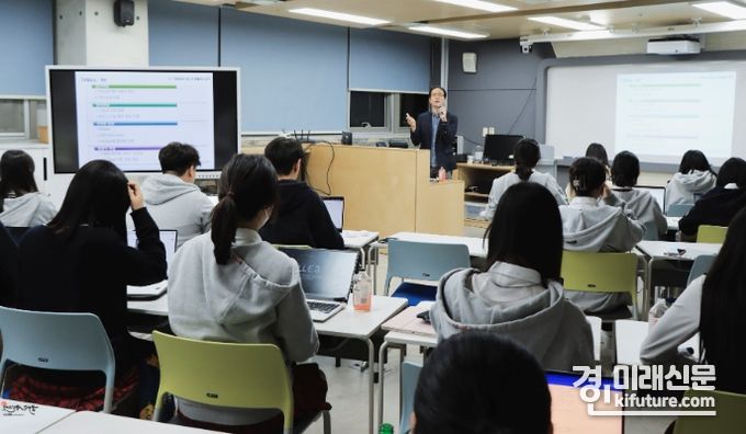 화성시가 미래 인재 양성을 위한 학교 대상 데이터 활용교육을 실시하고 있다. <사진=화성시>