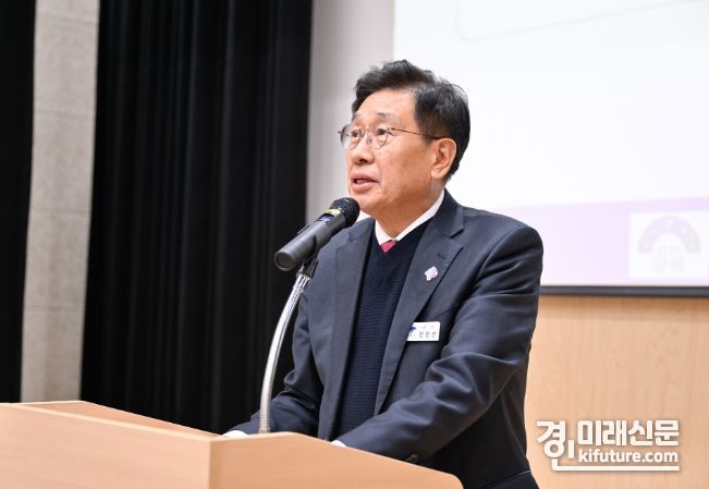전진선 양평군수가 종합장사시설 건립 주민 설명회를 진행하고 있다. <사진=양평군>