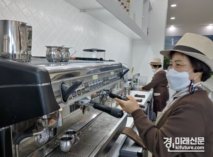 시흥시 노인 일자리·사회활동 지원사업에 참여한 어르신들이 근로활동을 하고 있다. <사진=시흥시>