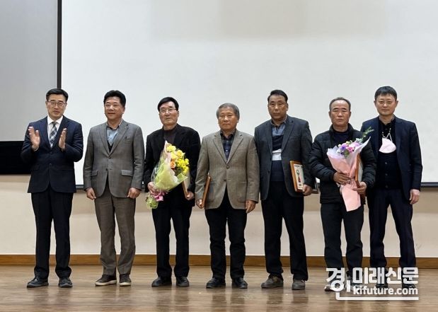 평택시가 2023년 슈퍼오닝 쌀 생산단지 종합 평가회를 개최하고 기념촬영을 하고 있다. <사진=평택시>