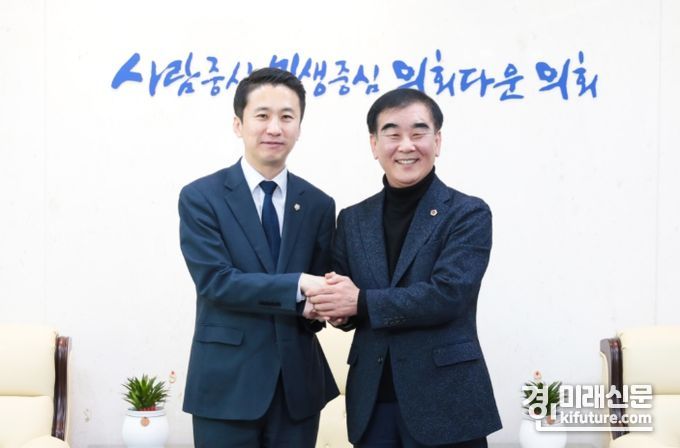 안산시의회 송바우나 의장(왼쪽)이 지난 5일 경기도의회 염종현 의장을 예방한 가운데 두손을 맞잡고 있다. <사진=안산시의회>