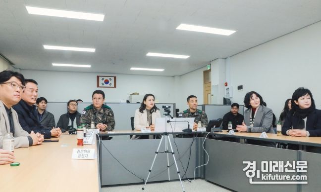 화성시의회 기획 행정위원회 의원들이 예비군 훈련장 관계자의 설명을 듣고 있다. <사진=화성시의회>