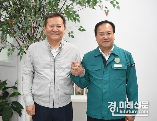 지난 9월말 이권재 오산시장(오른쪽)이 행안부 장관 면담에 앞서 기념촬영을 하고 있다. <사진=오산시>