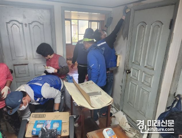 화성도시공사 임직원이 취약계층 주거환경 개선사업에 참여하고 있다. <사진=화성도시공사>