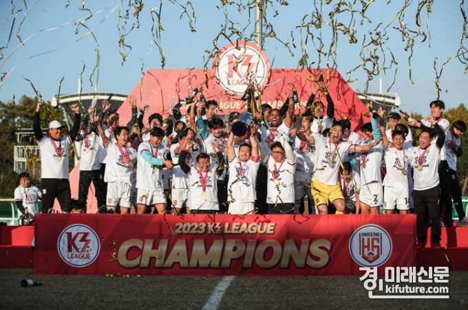 화성FC가 K3리그 우승을 차지하고 기념촬영을 하고 있다. <사진=화성시>