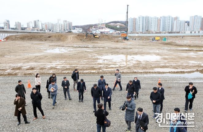 오병권 경기도 행정1부지사가 12일 관계자들과 광주 종합운동장 건립 현장을 점검하고 있다. <사진=경기도>