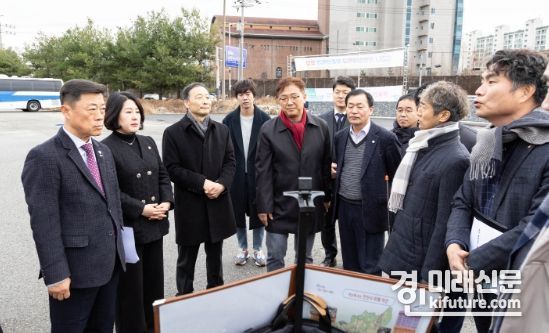 안산시의회 예산결산특별위원회 한명훈 위원장과 위원들이 12일 신안산대학교를 둘러보고 있다. <사진=안산시의회>