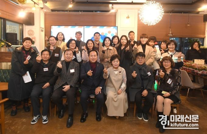 이권재 오산시장(앞줄 가운데)이 사회적경제기업인 관계자들과 기념촬영을 하고 있다. <사진=오산시>