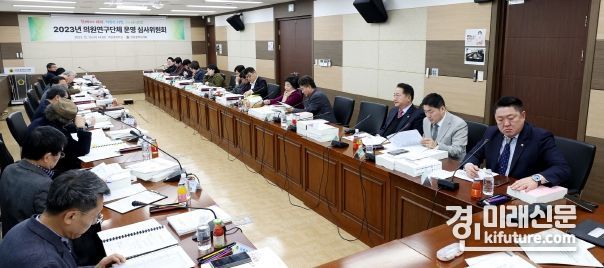 인천광역시의회가 의원연구단체 운영 심사위원회를 열고 있다. <사진=인천시의회>