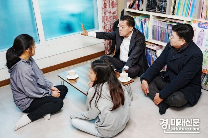 이재준 수원시장(오른쪽 2번째)이 창호를 교체한 저층주거지 집수리 지원사업 대상자와 이야기를 나누고 있다. <사진=수원시>