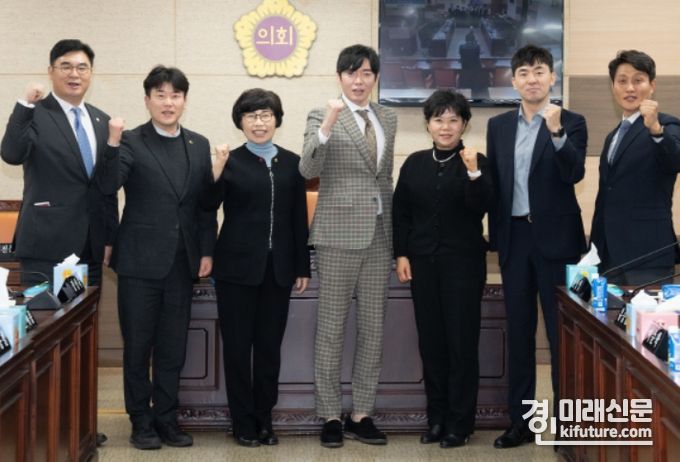 인천시의회가 APEC 정상회의 유치 특별위원회 위원장·부위원장을 선임하고 기념촬영을 하고 있다. <사진=인천시의회>