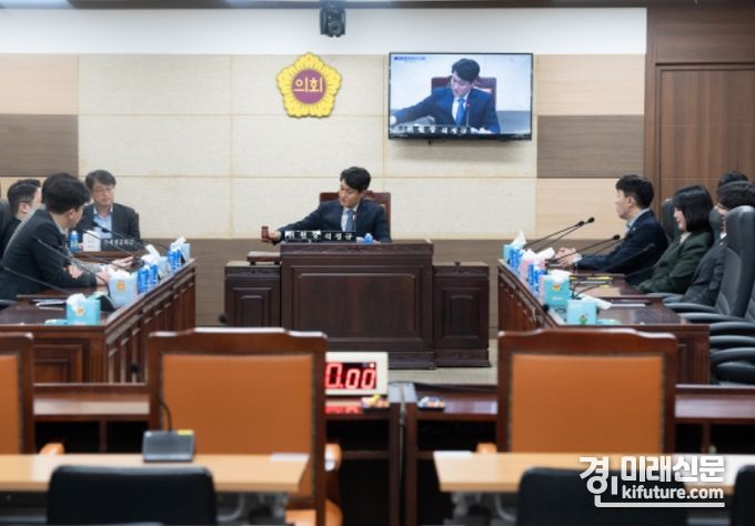 인천광역시의회 청년특별위원회가 회의를 진행하고 있다. <사진=인천시의회>