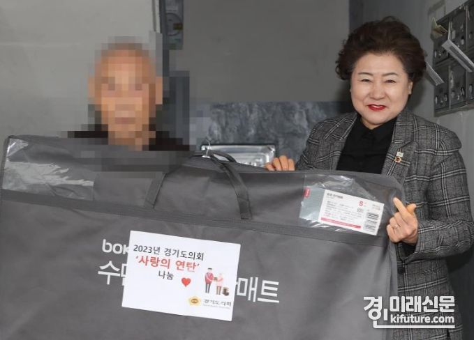 남경순 경기도의회 부의장이 취약계층에게 지원품을 전달하고 있다. <사진=경기도의회>