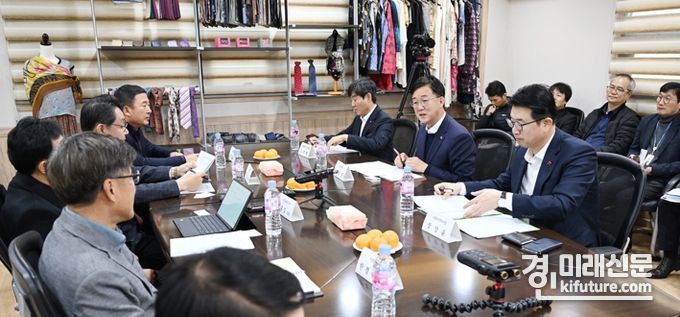 이민근 안산시장이 중대재해처벌법 시행 앞두고 장상윤 사회수석과 간담회를 진행하고 있따. <사진=안산시>