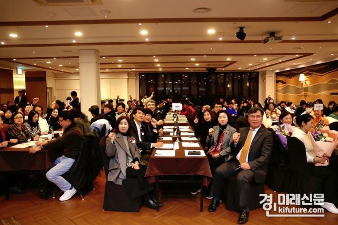화성시의회 의원들이 2023년 화성지역 북한이탈주민 송년회에서 기념촬영을 하고 있다. <사진=화성시의회>