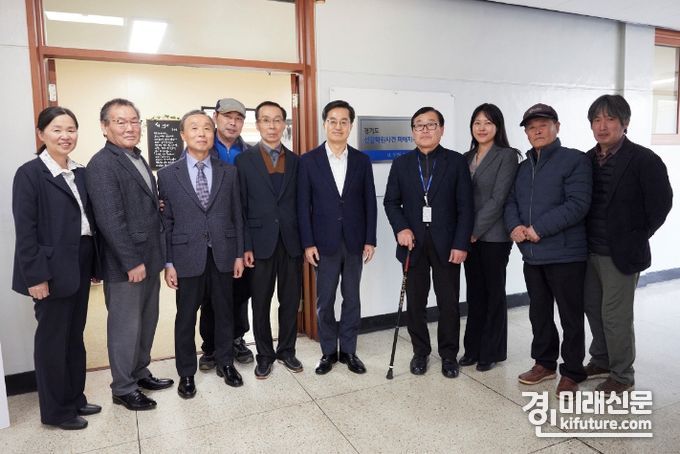 김동연 경기도지사(왼쪽 6번째)가 선감학원 피해자지원센터에서 관계자들과 기념촬영을 하고 있다. <사진=경기도>