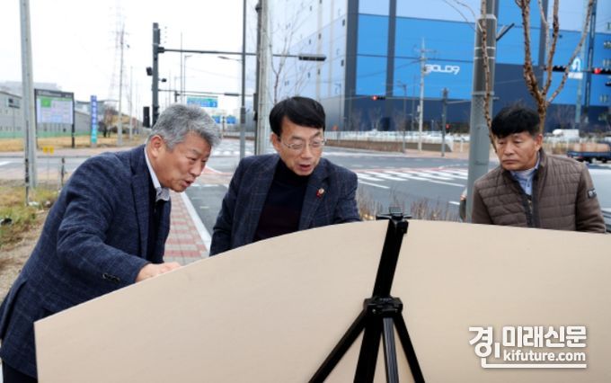 허식 인천시의원(가운데)이 청라~북항 간 연결도로를 방문해 관계자의 설명을 듣고 있다. <사진=인천시의회>