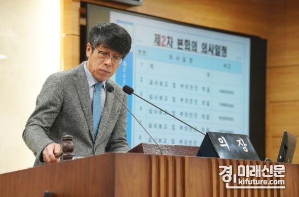 유승영 평택시의회 의장이 제243회 제2차 정례회 폐회를 선언하고 있다. <사진=평택시의회>