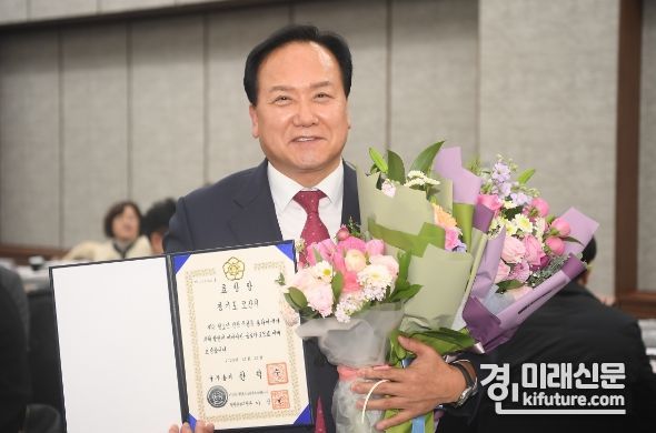 이권재 오산시장이 청소년 정책 우수 국무총리 표창을 수여받고 기념촬영을 하고 있다. <사진=오산시>